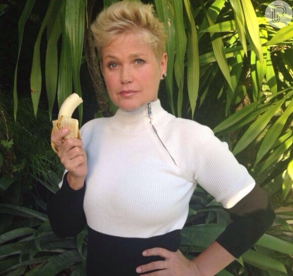 A apresentadora também publicou uma foto com uma banana