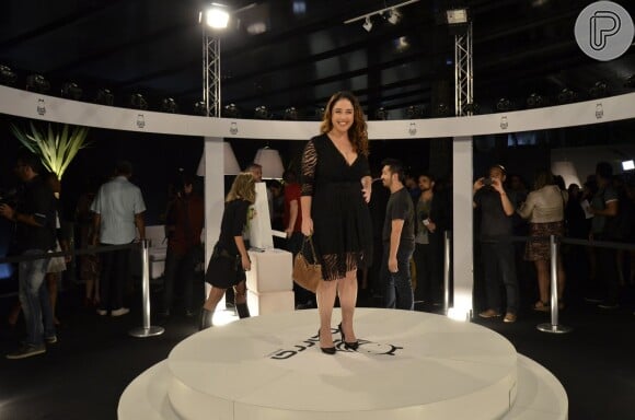 Débora Lamm também caprichou no modelito para curtir a noite ao lado dos colegas de elenco da novela 'G3R4ÇÃO BR4SIL'