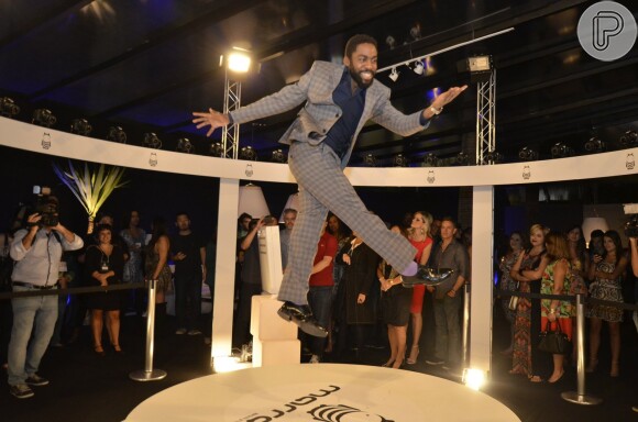 Lázaro Ramos, que faz parte do elenco da novela 'G3R4ÇÃO Br4S1L', animou os convidados durante a festa de lançamento realizada no Circo Voador, na noite desta terça-feira, 29 de abril de 2014