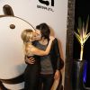 Isabelle Drummond e Tiago Iorc não se intimidaram com as câmeras e deram um beijão