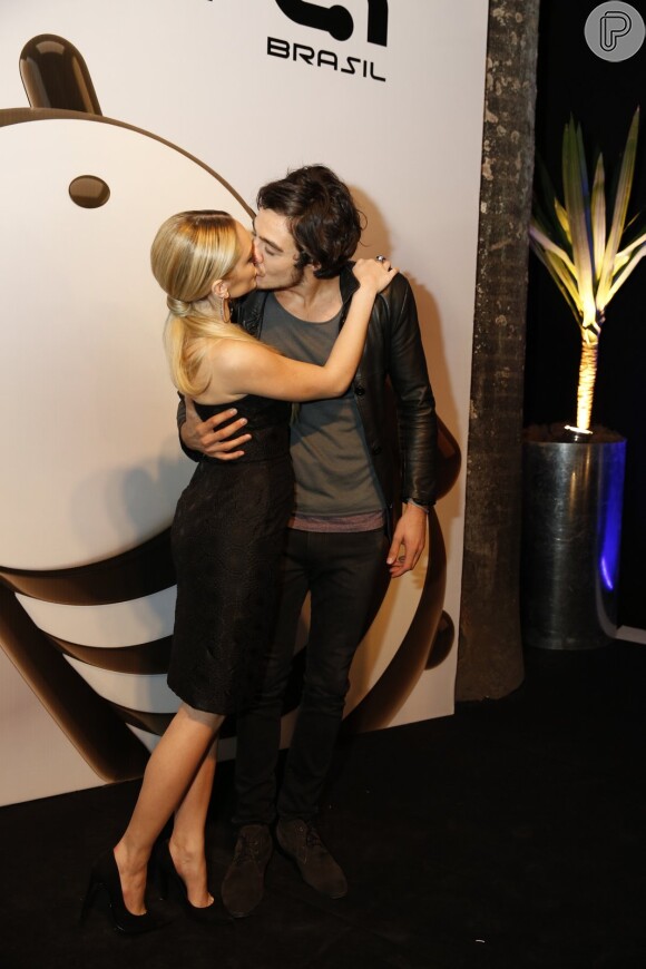 Isabelle Drummond e Tiago Iorc não se intimidaram com as câmeras e deram um beijão