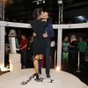 Débora Nascimento, que se inspirou na cantora latina Shakira para sua personagem, dá um beijo no noivo, José Loreto, ao posar para fotos