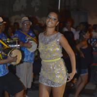 Juliana Alves segura vestido para não mostrar demais em ensaio de Carnaval