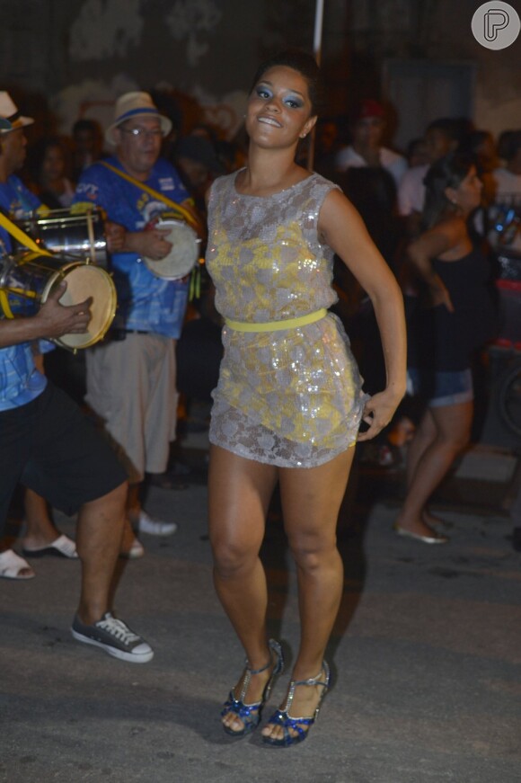 Juliana Alves segura o vestido para não mostrar demais em ensaio de Unidos da Tijuca, em 24 de janeiro de 2013