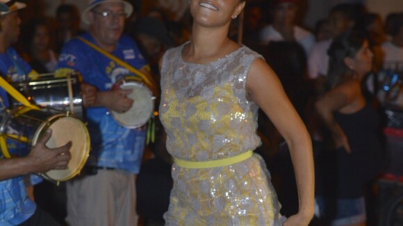 Juliana Alves segura vestido para não mostrar demais em ensaio de Carnaval