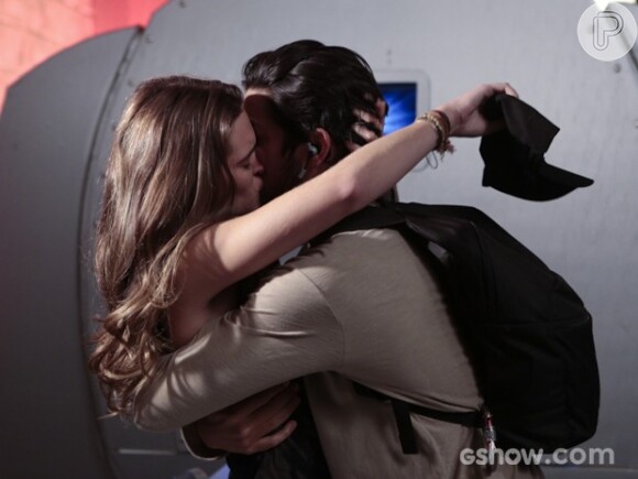Lili (Juliana Paiva) se declara para Marlon (Rodrigo Simas) e os dois se beijam apaixonadamente, no penúltimo capítulo de 'Além do Horizonte'