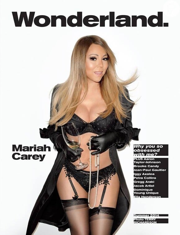 Aparentemente mais magra, Mariah Carey exibiu suas curvas vestindo uma lingerie preta com direito a cinta-liga
