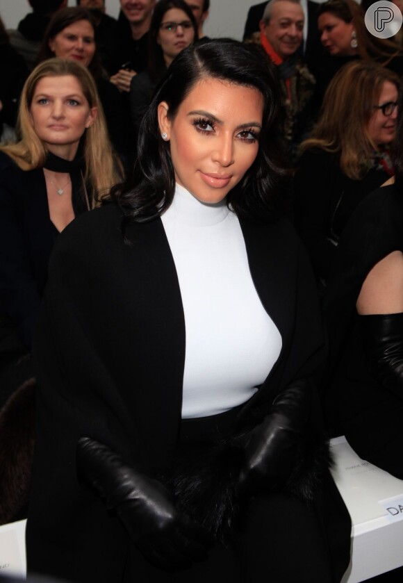 Kim Kardashian está desesperada para conseguir o divórcio antes de dar à luz seu primeiro filho com o rapper Kanye West