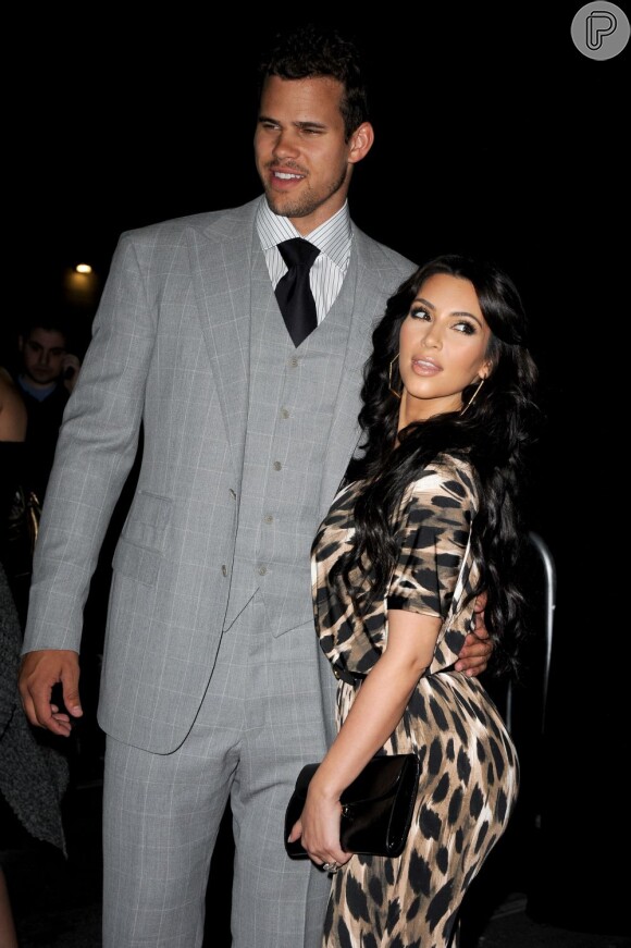 Kim Kardashian ofereceu ao ex-marido, Kris Humphries, a bagatela de US$ 10 milhões para ele assinar os papéis do divórcio, mas ele recusou, segundo informações do site americano 'Radar Online', nesta sexta-feira, 25 de janeiro de 2013
