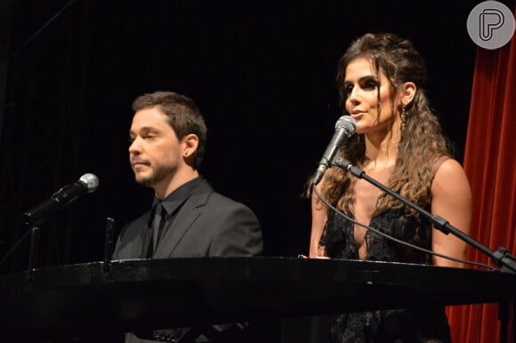 Deborah Secco apresenta o Cine PE Festival do Audiovisual ao lado do namorado, Bruno Torres, no Recife, em 2 de maio de 2014