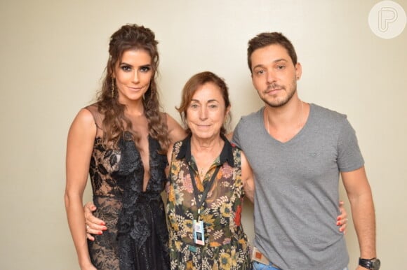 Deborah Secco posa ao lado da sogra, Malu, e do namorado, Bruno Torres