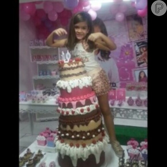 Mel Maia comemora aniversário de 10 anos com bolo de 6 andares