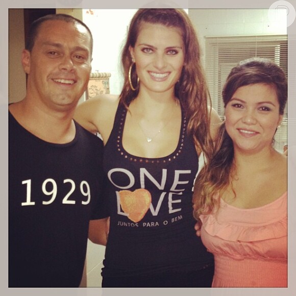 Isabeli Fontana posa com os tios em evento de divulgação da marca One Love, com parte da renda revertida para obras sociais de Florianópolis, em janeiro de 2013