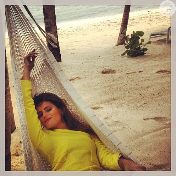 Isabeli Fontana aproveita as praias de Cancún, no México, para relaxar entre um trabalho e outro, em 25 de janeiro de 2013