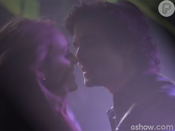 Megan (Isabelle Drummond) e Alex (Fiuk) se beijam no primeiro capítulo de 'Geração Brasil'