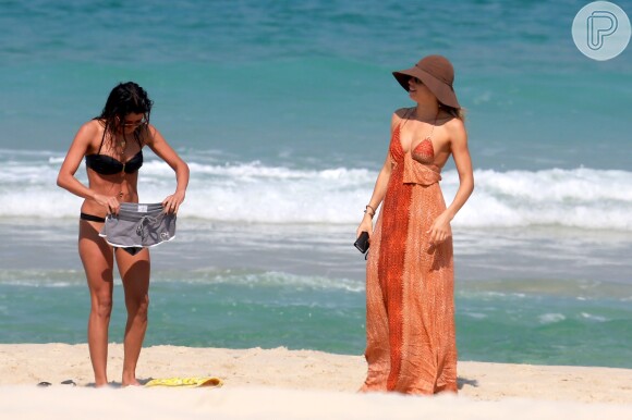 Grazi Massafera curte dia de sol com a atriz Ana Lima