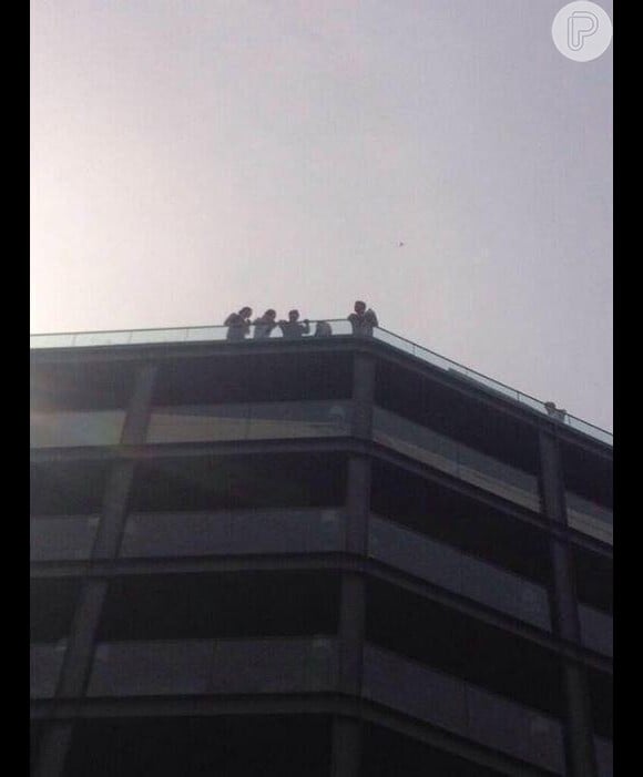 One Direction aparece em sacada do hotel Fasano