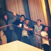 One Direction chega ao Brasil e Harry Styles bebe caipirinha em piscina