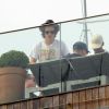 Harry Styles, do One Direction, curte piscina do Fasano, no Rio