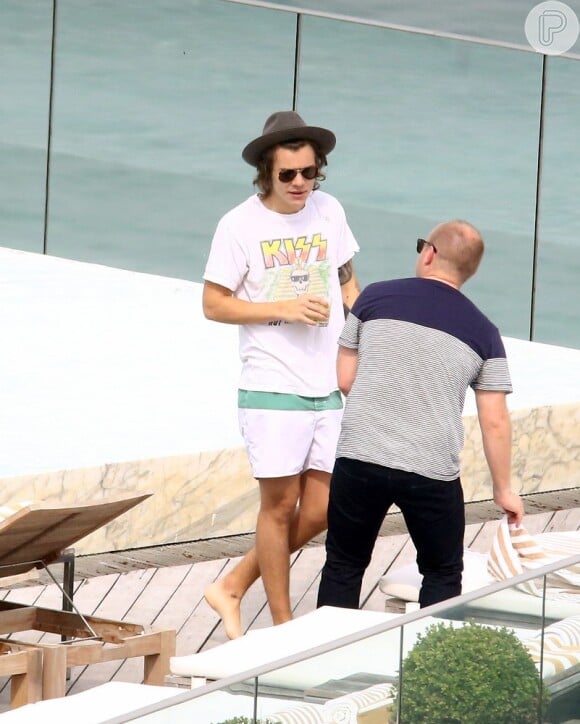 Harry Styles curte piscina no hotel Fasano, no Rio