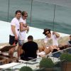 Os meninso do One Direction curtem piscina no hotel Fasano, no Rio