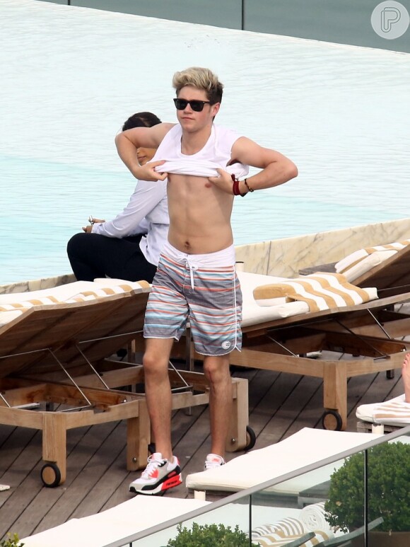 Niall Horan curte piscina no hotel Fasano, no Rio