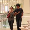 Mateus Solano vai ao cinema com a mulher, a atriz Paula Braun, no shopping Village Mall, no Rio de Janeiro (7 maio de 2014)