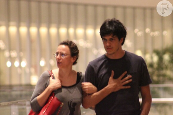 Mateus Solano vai ao cinema com a mulher, a atriz Paula Braun, no shopping Village Mall, no Rio de Janeiro (7 maio de 2014)