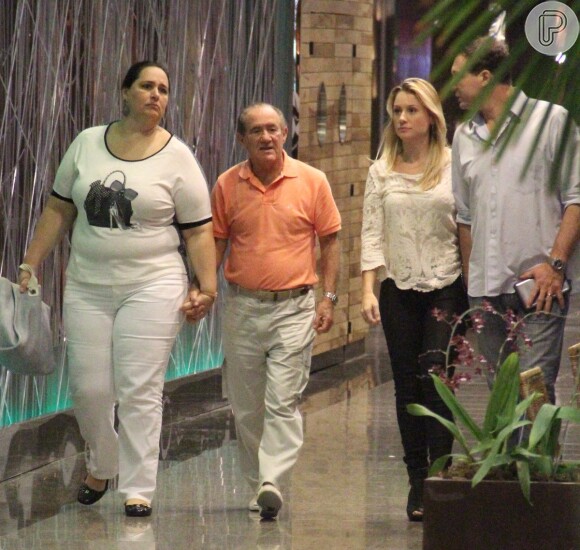 Renato Aragão e Lílian Aragão jantam juntos em shopping carioca