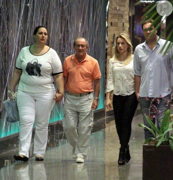 Renato Aragão caminha com a mulher, Lílian, em shopping do Rio de Janeiro