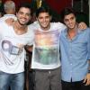 Rodrigo Simas e Bruno Gissoni posam no aniversário de 20 anos do irmão Felipe Simas