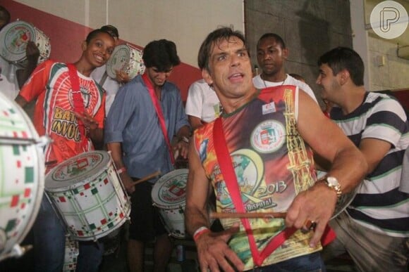 Felipe e Beto Simas tocam na bateria da Grande Rio durante festa de aniversário do caçula da família Simas