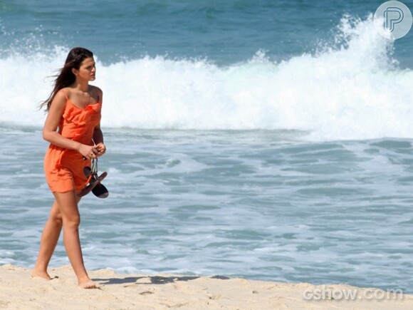 Luiza vê a mãe na praia e cria coragem para falar com ela, até que é vista por Helena, que prefere ignorá-la