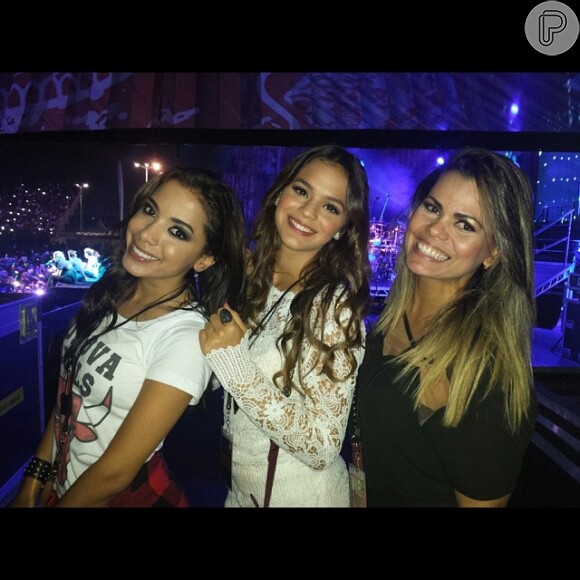 Anitta assistiu ao show do One Direction, na quinta-feira, 8 de maio de 2014, no palco ao lado de Bruna Marquezine e mais uma amiga