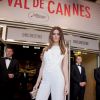 Isabelli Fontana posa no tapete vermelho do Festival de Cannes 2013