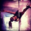 Para encarnar uma stripper, Giovanna Ewbank está se preparando com aulas de pole dance e também assistindo filmes de strippers profissionais