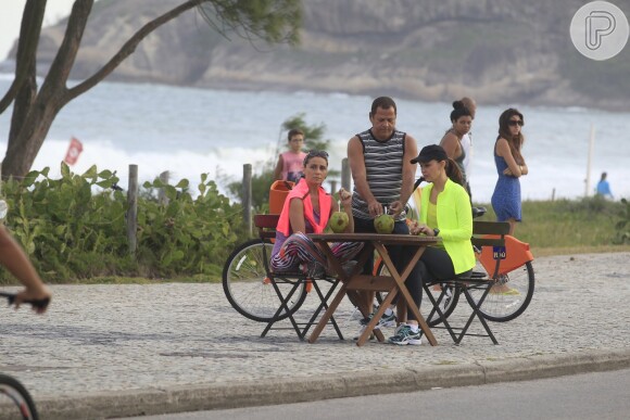 Aproveitando o clima ameno, Giovanna Antonelli e Julia Lemmertz rodaram algumas cenas da novela 'Em Família' na praia do Recreio dos Bandeirantes, Zona Oeste do Rio de Janeiro