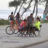 Sorridentes, Giovanna Antonelli e Julia Lemmertz tomaram água de coco e passearam de bicicleta em roupas coloridas de ginástica, mostrando boa forma durante as filmagens para a trama das nove