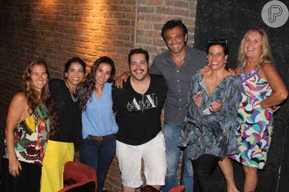 Tania Khalill, Tiago Abravanel, Domingos Montagner e Narciza Tamborindeguy posam para fotos após a apresentação do musical no Rio