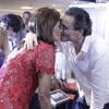 Narciza beija o namorado, Guilherme Fiuza, durante o lançamento da biografia de Reynaldo Gianecchini, em dezembro de 2012