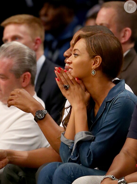 Em sua última aparição, durante um jogo de basquete, Beyoncé usou um anel para esconder a marca da tatuagem sendo removida no dedo anelar esquerdo