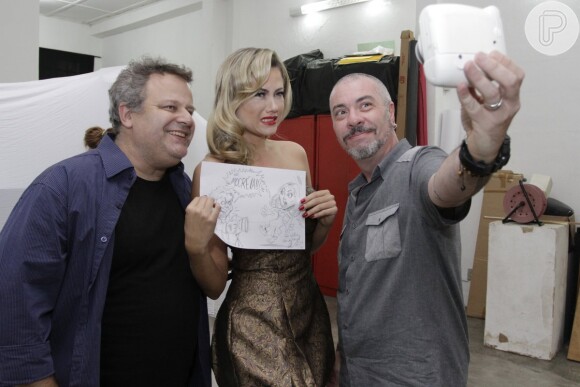 Ellen Rocche brincou com a caricatura que ganhou durante o ensaio