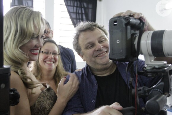 Ellen Rocche faz sessão de fotos para livro de campanha beneficente