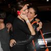 Muito animadas, Giovanna Antonelli e Julia Lemmertz trocaram vários abraços durante a noite