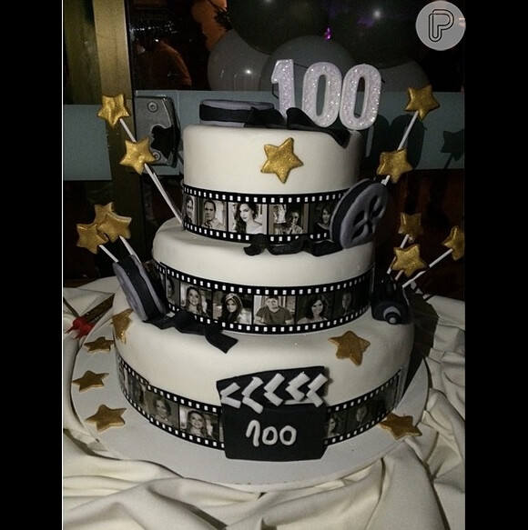 Bruna Marquezine não foi vista chegando ao local. Mas em seu Instagram, a atriz, que interpreta a personagem Luiza, publicou a foto do bolo da festa e legendou: 'Parabéns equipe!!!'