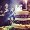 O elenco se reuniu em volta do bolo para cantar parabéns pelos 100 capítulos de 'Em Família'