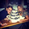 Julia Lemmertz e Vivianne Pasmanter posaram ao lado do bolo de aniversário dos 100 capítulos da novela 'Em Família'