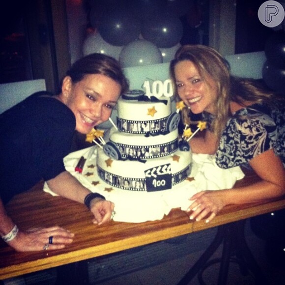 Julia Lemmertz e Vivianne Pasmanter posaram ao lado do bolo de aniversário dos 100 capítulos da novela 'Em Família'