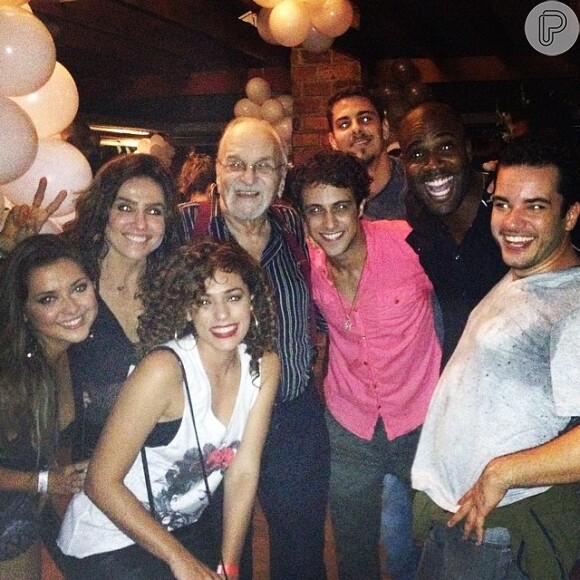 Monique Curi também se divertiu ao lado dos colegas de elenco durante a festa dos 100 capítulos da novela 'Em Família'