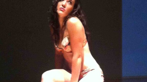 Adriana Birolli, prestes a completar 25 anos, aparece de lingerie no teatro